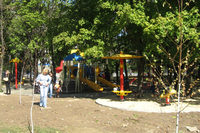 Детская площадка "на костях" в парке Дружбы народов (быв. Гусиновское кладбище)
