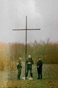 Металлический крест, установленный в 1991 г. в "Сучьей балке"